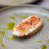 купить Тапас с лососем слабой соли Тапас с лососем слабой соли заказать доставку ROJO ресторан Алматы